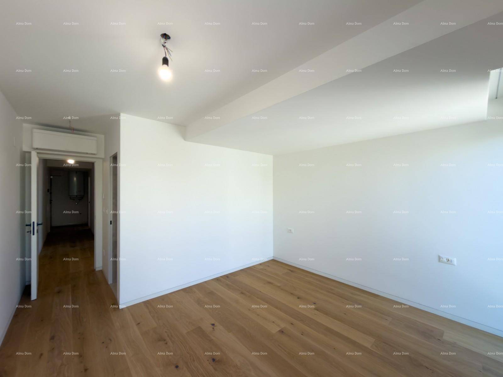 Großer Wohnraum mit Holzboden und Klimaanlage, bietet eine helle und offene Atmosphäre.