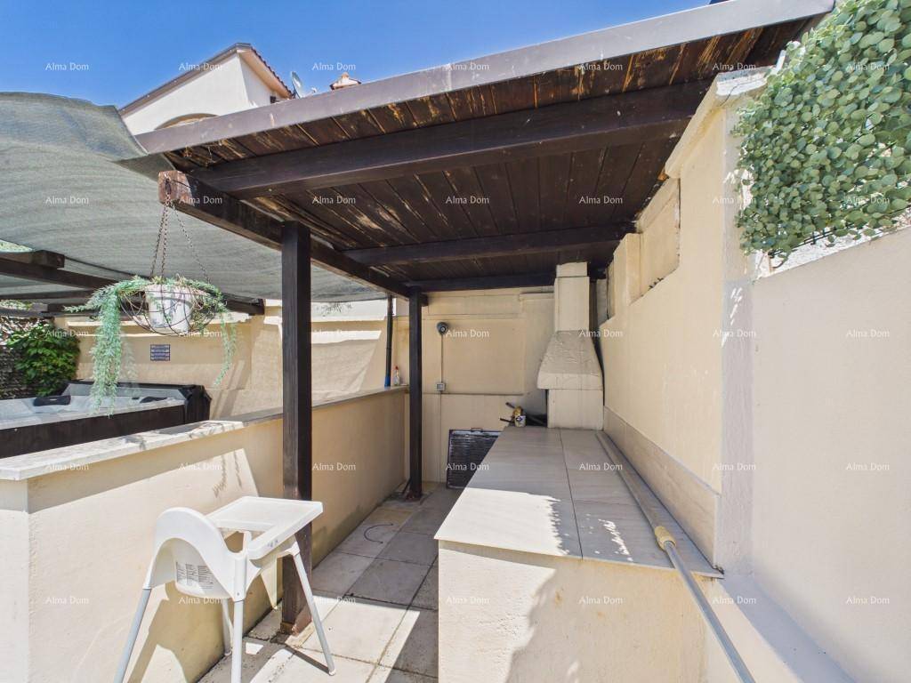 Überdachter Außenbereich mit gemauertem Grill und kleiner Ablagefläche, ideal für Sommerabende.