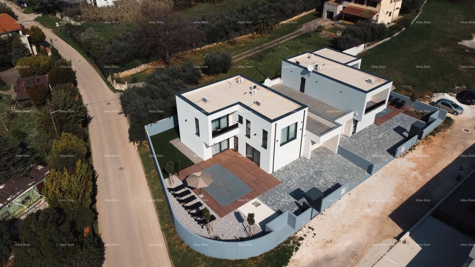 Moderne Villa mit großzügiger Terrasse, Pool und Liegestühlen in sonniger Umgebung.