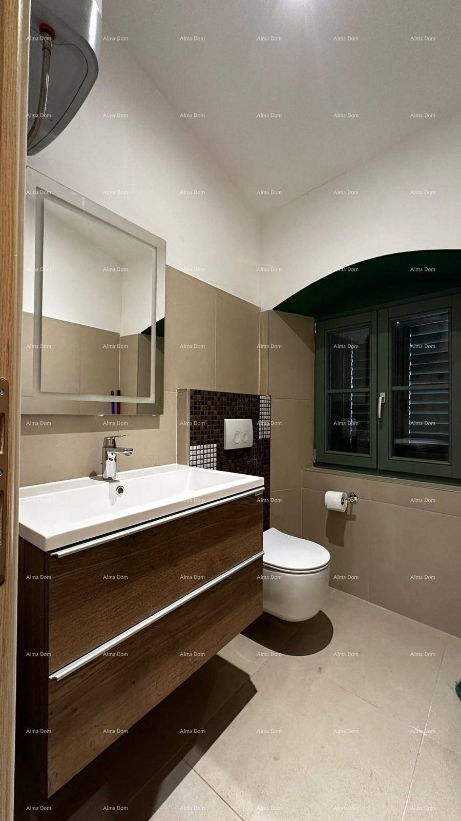 Kleines Badezimmer mit modernem Waschbecken, Toilette und Fenster.