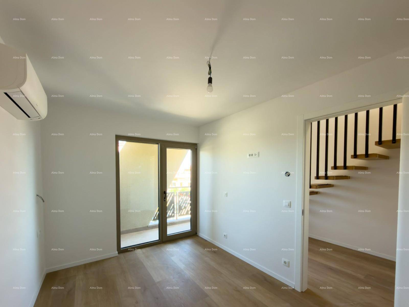 Geräumiger Raum mit Holzboden, Klimaanlage und Balkonzugang, nahe der Treppe.