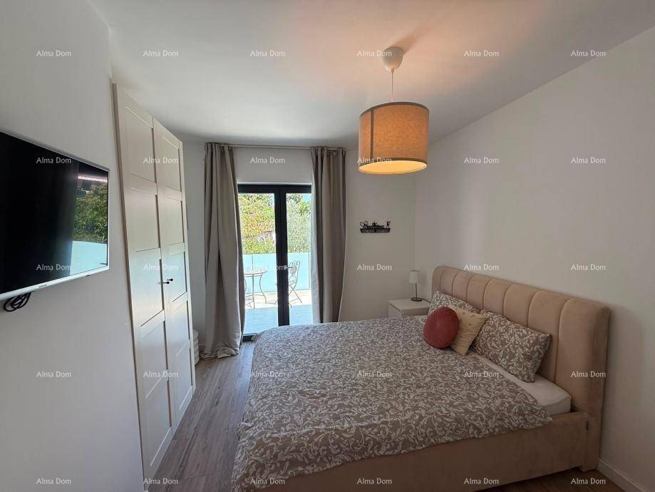 Helles Schlafzimmer mit großem Kleiderschrank, bequemen Bett und Zugang zu einem Balkon.