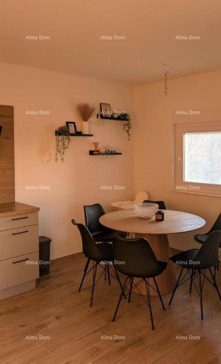 Moderner Essbereich mit rundem Holztisch und schwarzen Stühlen, angrenzend an die Küche.
