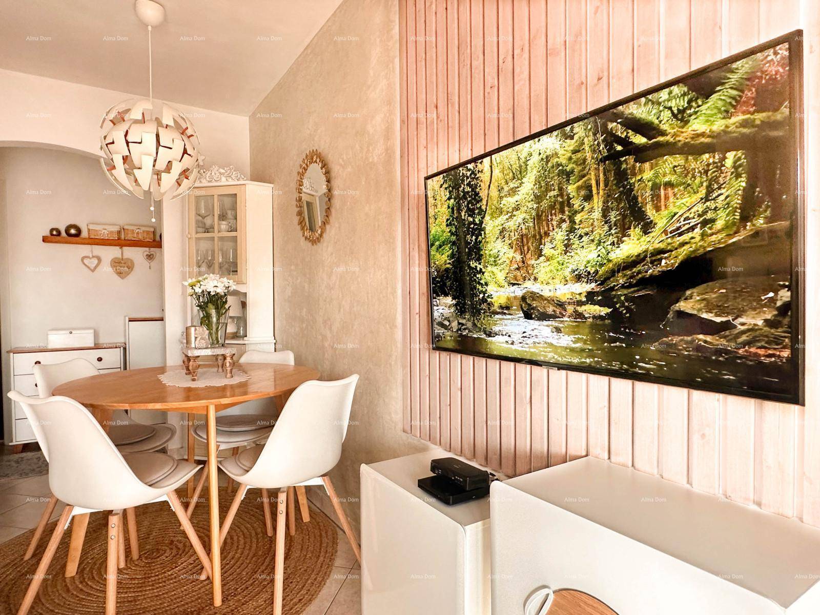 Essbereich mit Holztisch, modernen Stühlen und einer dekorativen Holzwand mit Fernseher.