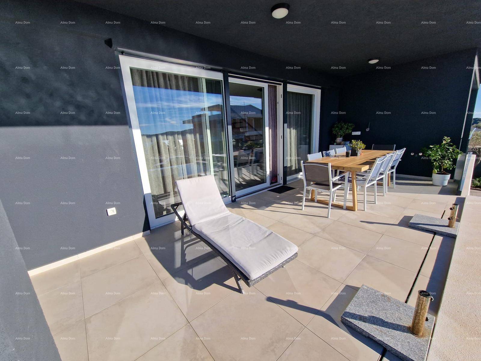 Große, moderne Terrasse mit Liegestuhl und Esstisch, ideal für Entspannung im Freien.