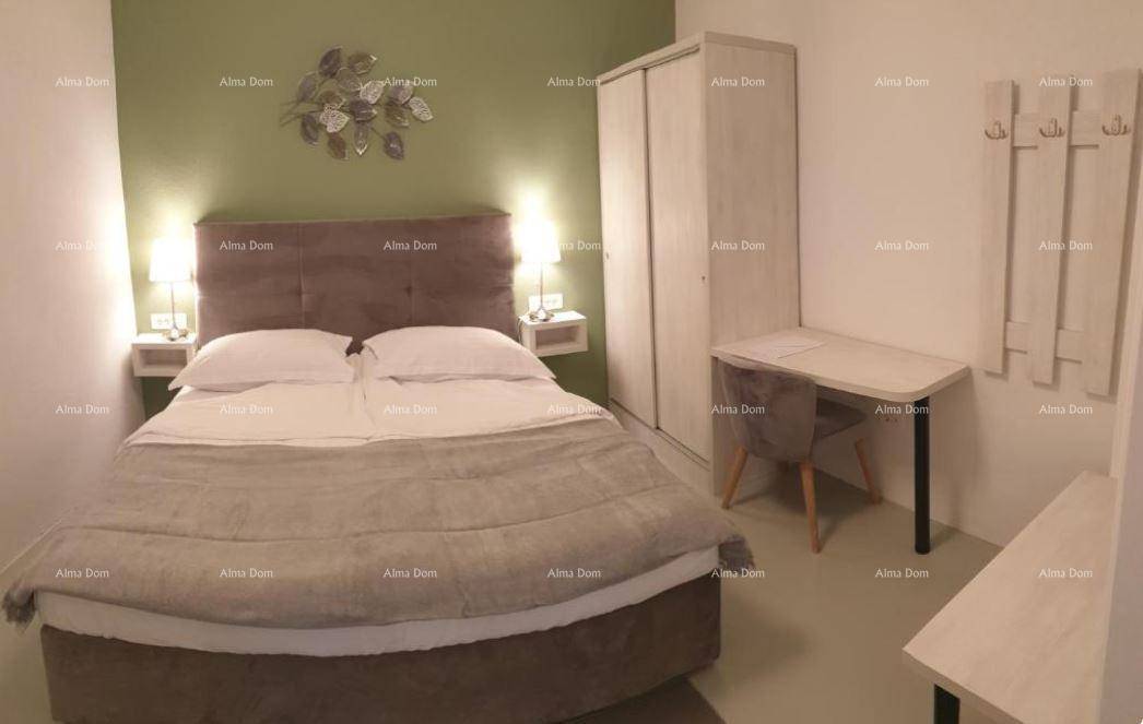 Helles Schlafzimmer mit Doppelbett, Schreibtisch und Kleiderschrank.
