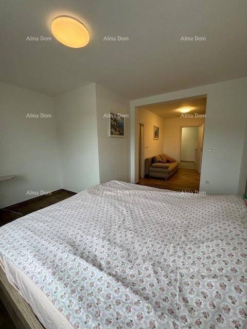 Schlafzimmer mit Doppelbett und Blick in den angrenzenden Wohnbereich.