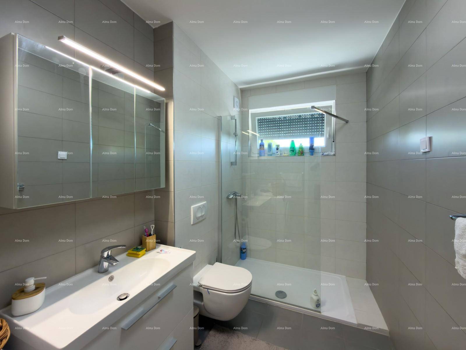 Modernes Badezimmer mit ebenerdiger Dusche, Wand-WC und Fenster für Tageslicht.