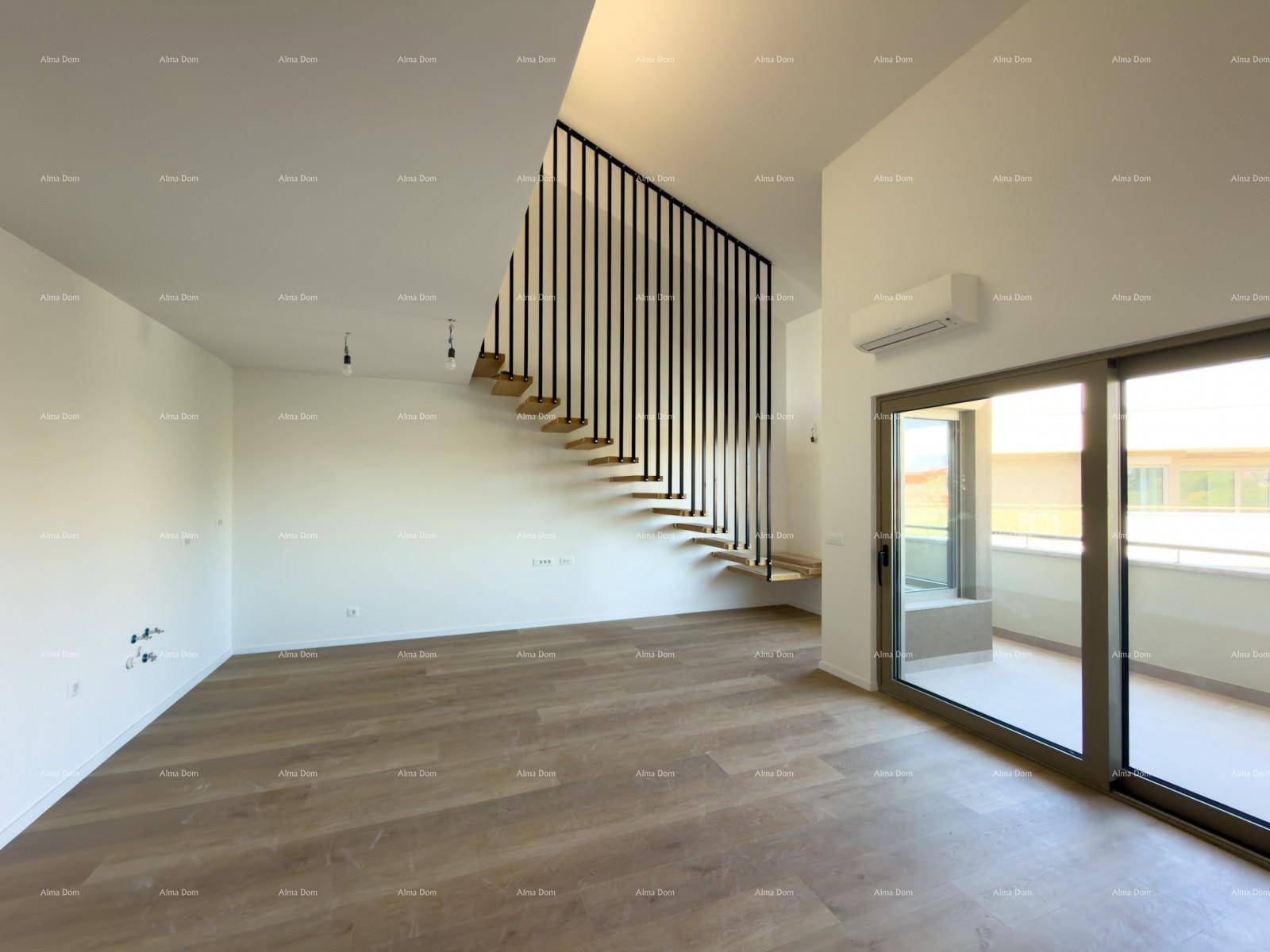 Großzügiges Wohnzimmer mit Holzboden, moderner Treppe und Zugang zu einem Balkon.