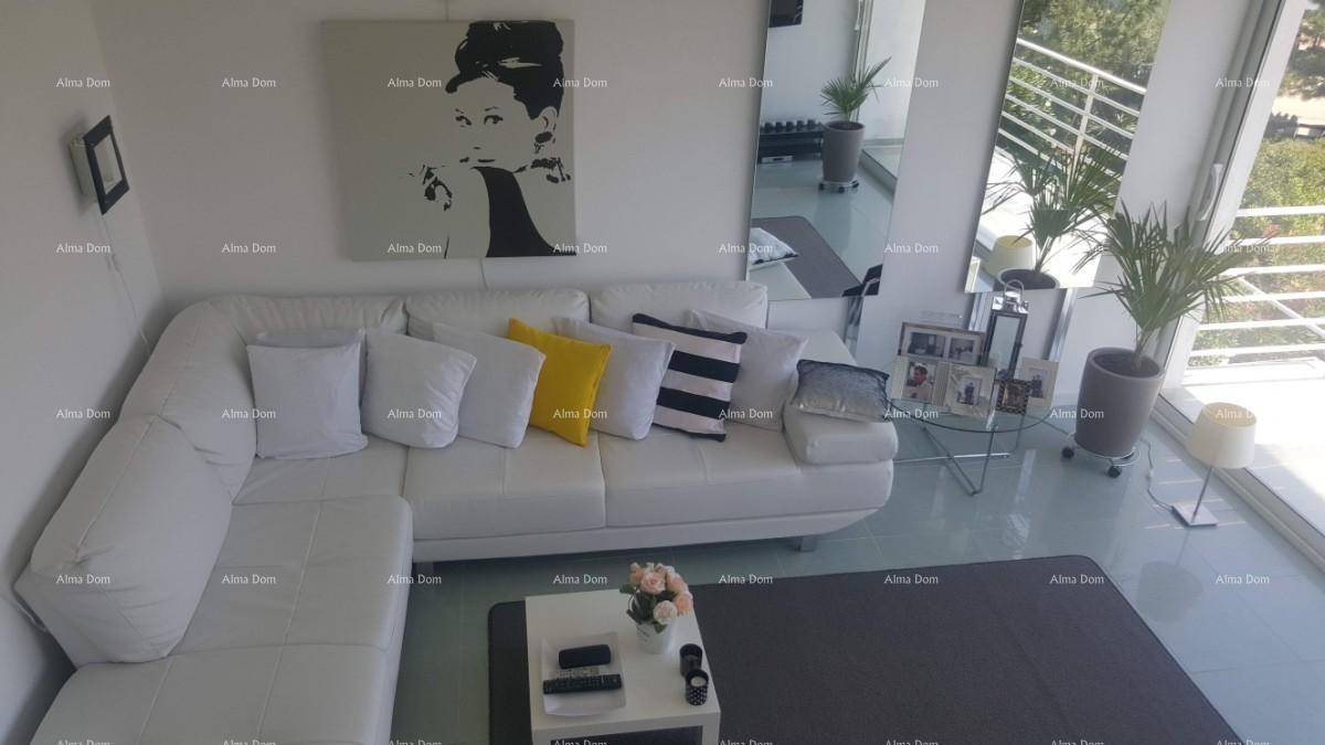 Geräumiges Wohnzimmer mit weißem Ecksofa, moderner Kunst und viel Tageslicht.