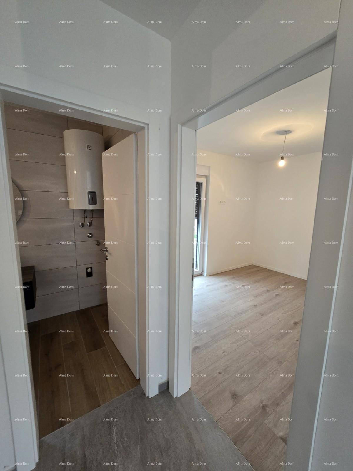 Heller Flur mit Zugang zu Bad und Schlafzimmer, ausgestattet mit Holzboden.