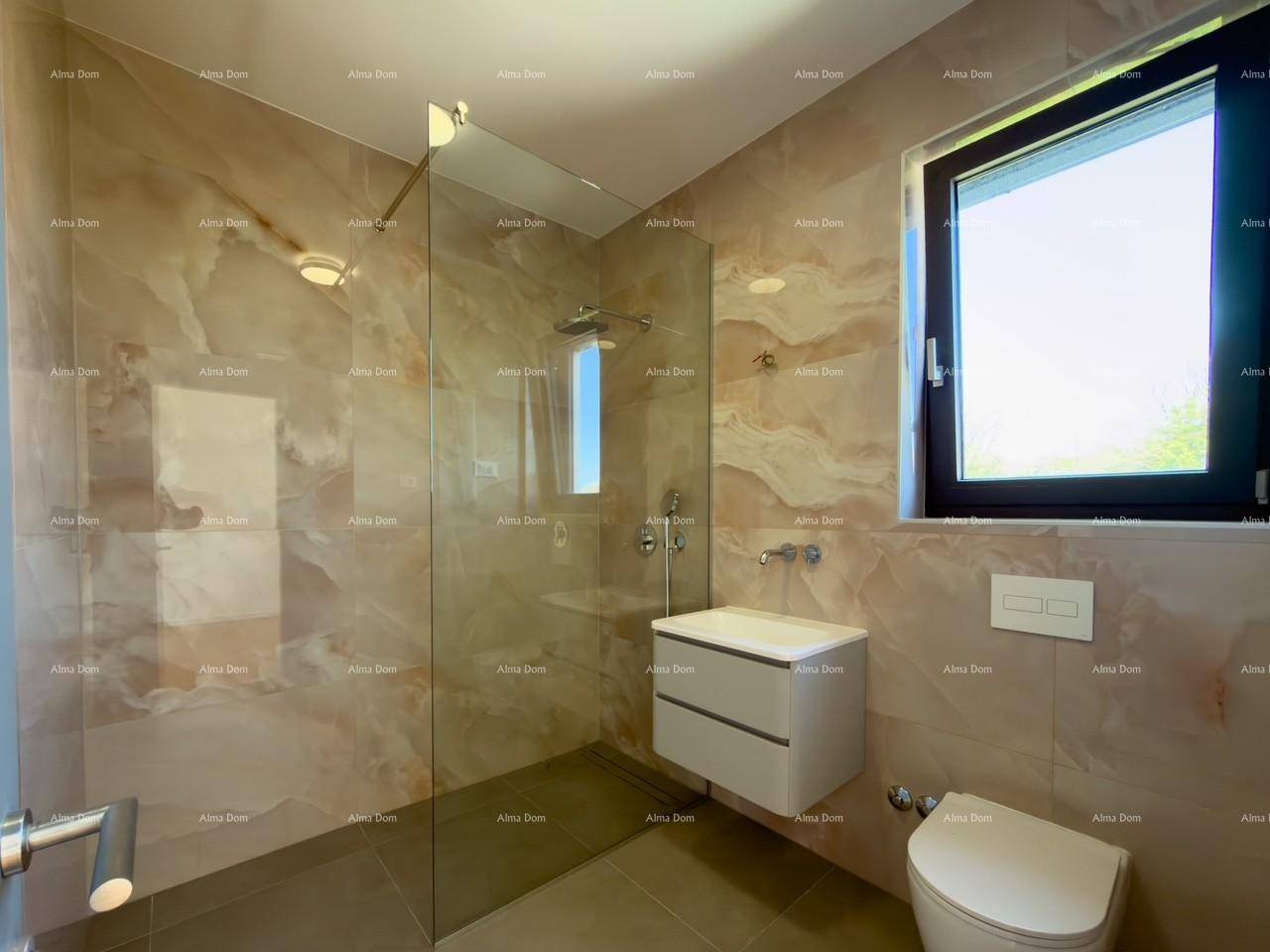 Modernes Badezimmer mit beigen Marmorfliesen, wandhängendem WC und begehbarer Dusche mit Fenster.