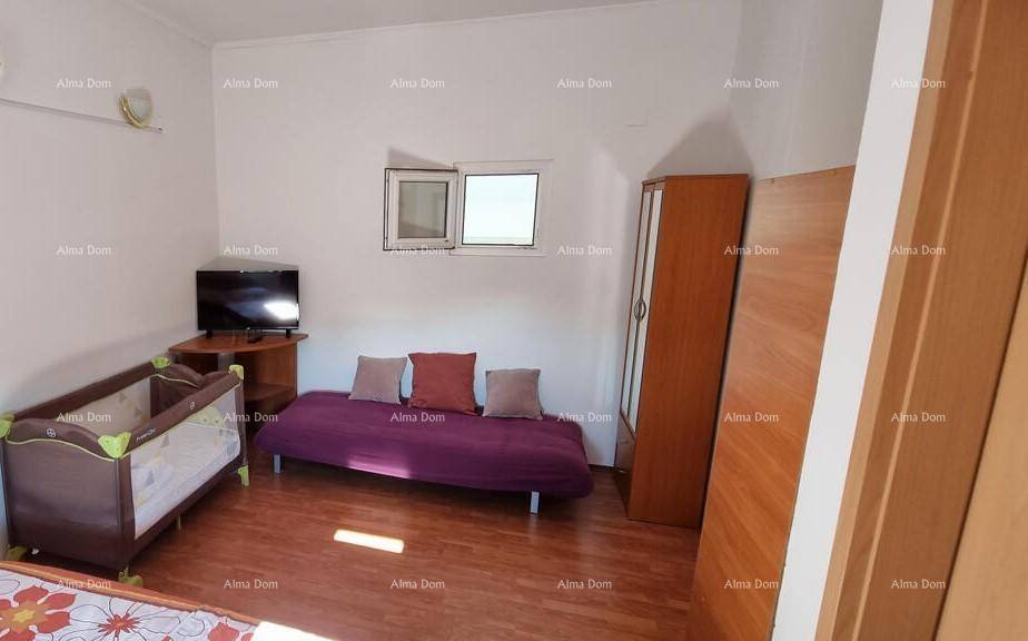 Dachschlafzimmer mit Schlafsofa, Babybett und Schrank, bietet flexible Nutzungsmöglichkeiten.