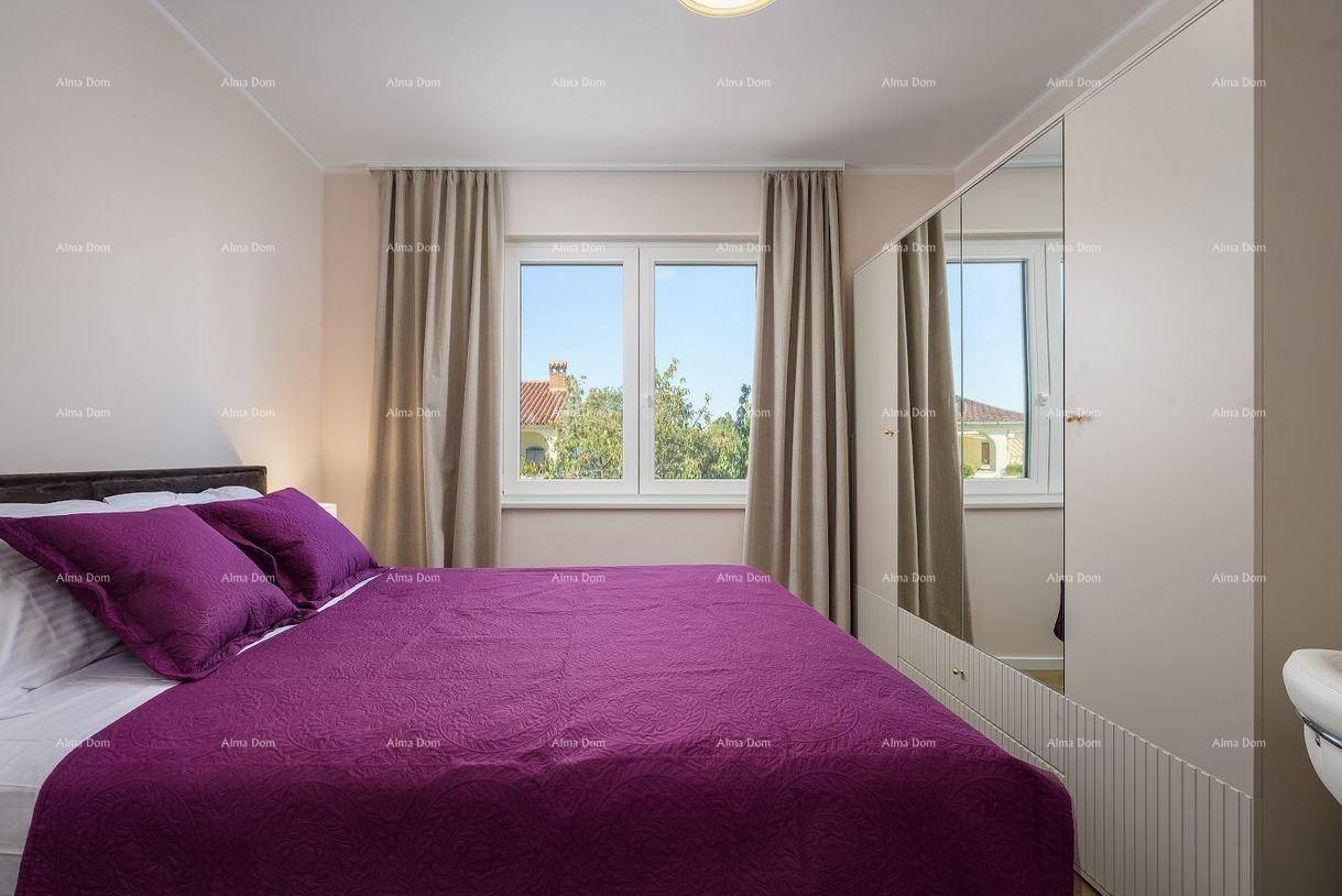 Helles Schlafzimmer mit großem Fenster, bequemen Bett und einem Kleiderschrank mit Spiegeltüren.