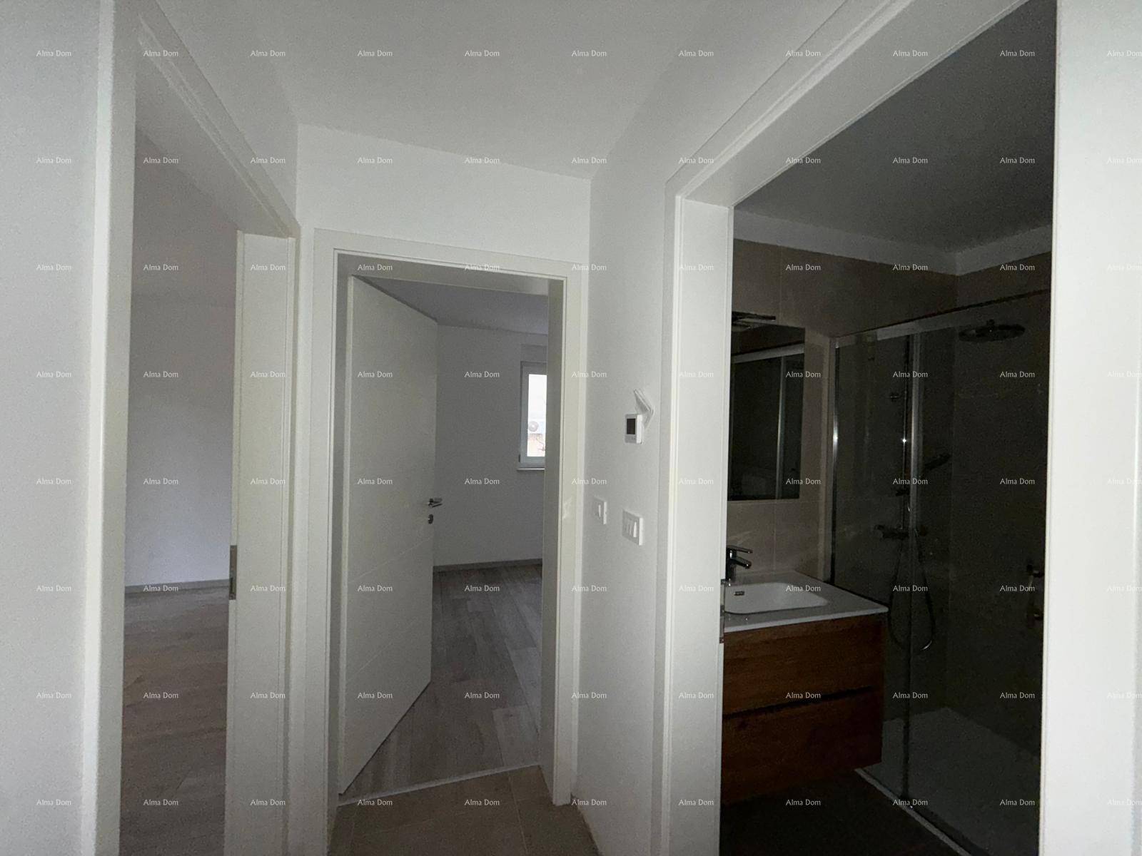 Flur mit Zugang zu einem Badezimmer und weiteren Zimmern, modern und funktional.