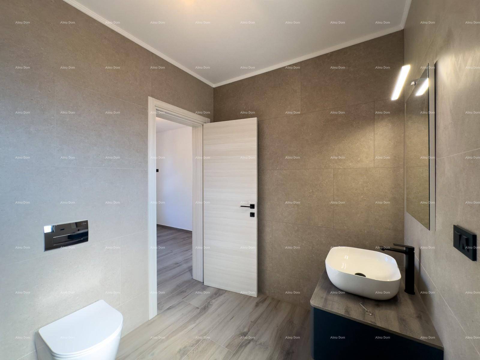 Helles Badezimmer mit modernem Design, wandhängendem WC und Einzelwaschbecken auf einem dunklen Unterschrank.