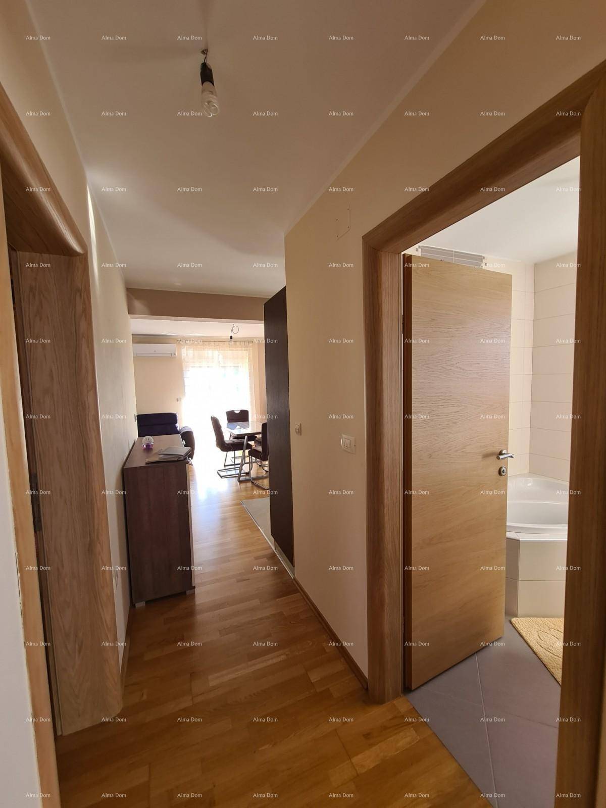 Heller Flur mit Holzboden, der zu den verschiedenen Zimmern und dem Badezimmer führt.