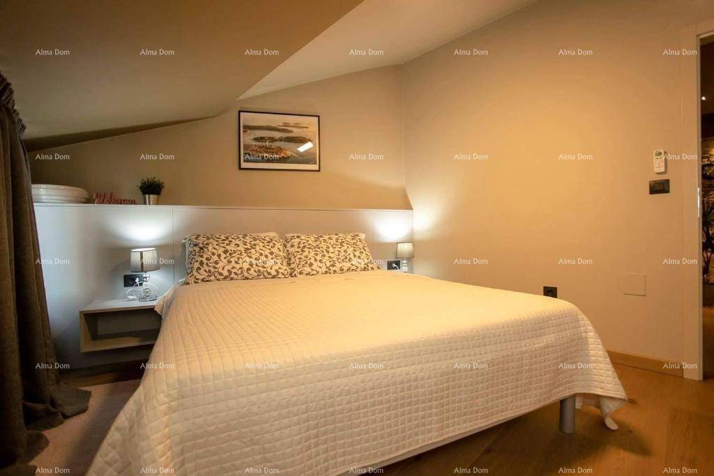 Ruhiges Schlafzimmer mit Doppelbett, Dachschräge und hellem Holzboden, ideal für erholsamen Schlaf.