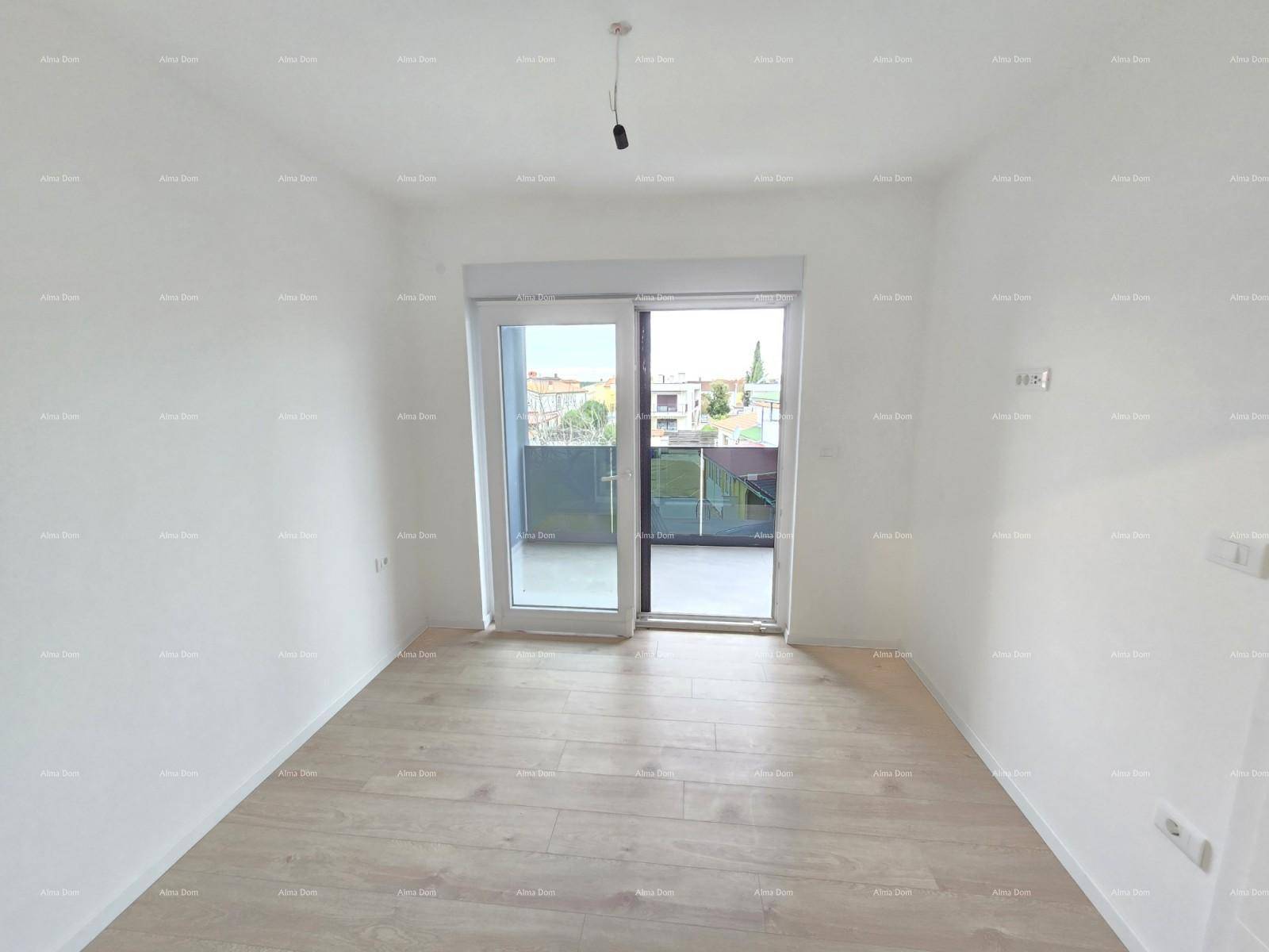 Helles Schlafzimmer mit Laminatboden und direktem Zugang zum Balkon.