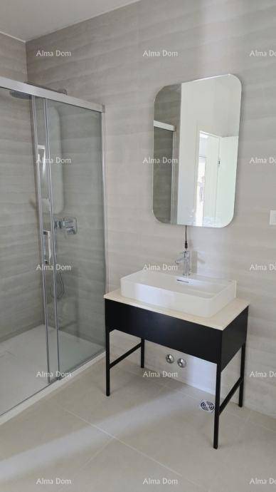 Modernes Badezimmer mit Duschkabine, Aufsatzwaschbecken und großem Spiegel.