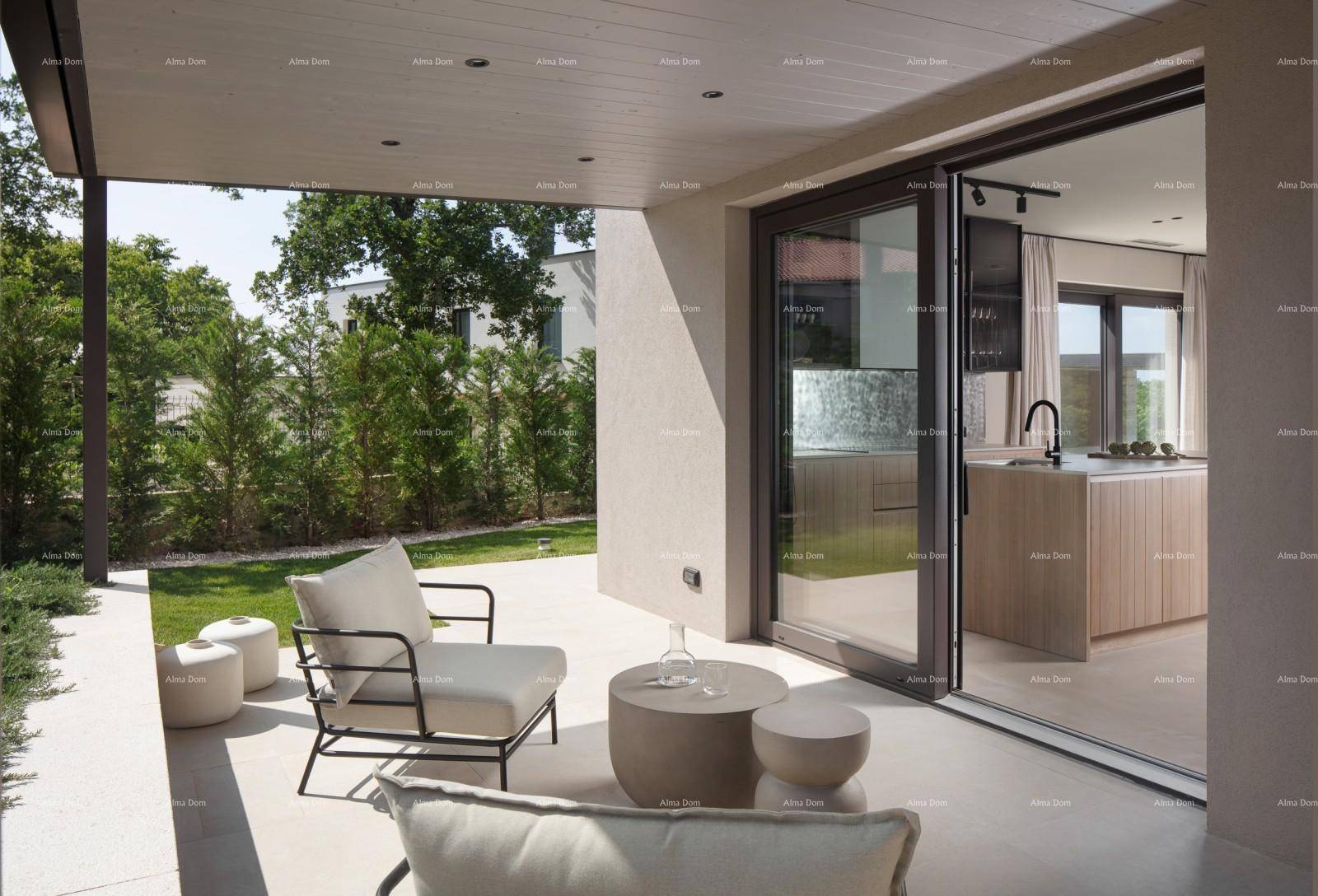 Überdachte Terrasse mit bequemen Lounge-Möbeln und direktem Zugang zur Küche.