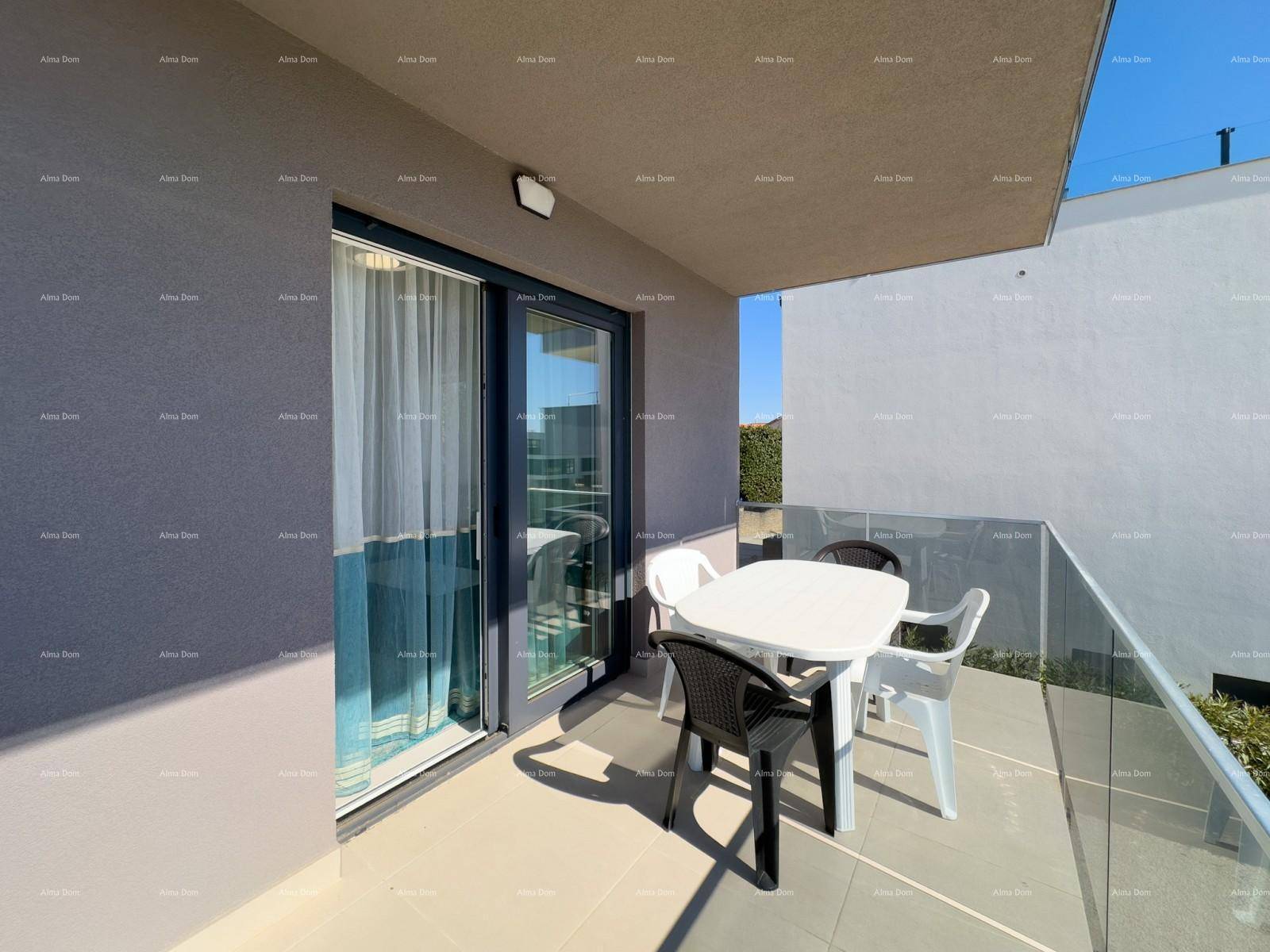 Heller Balkon mit Tisch und Stühlen, direkt zugänglich vom Innenbereich durch eine große Glastür.