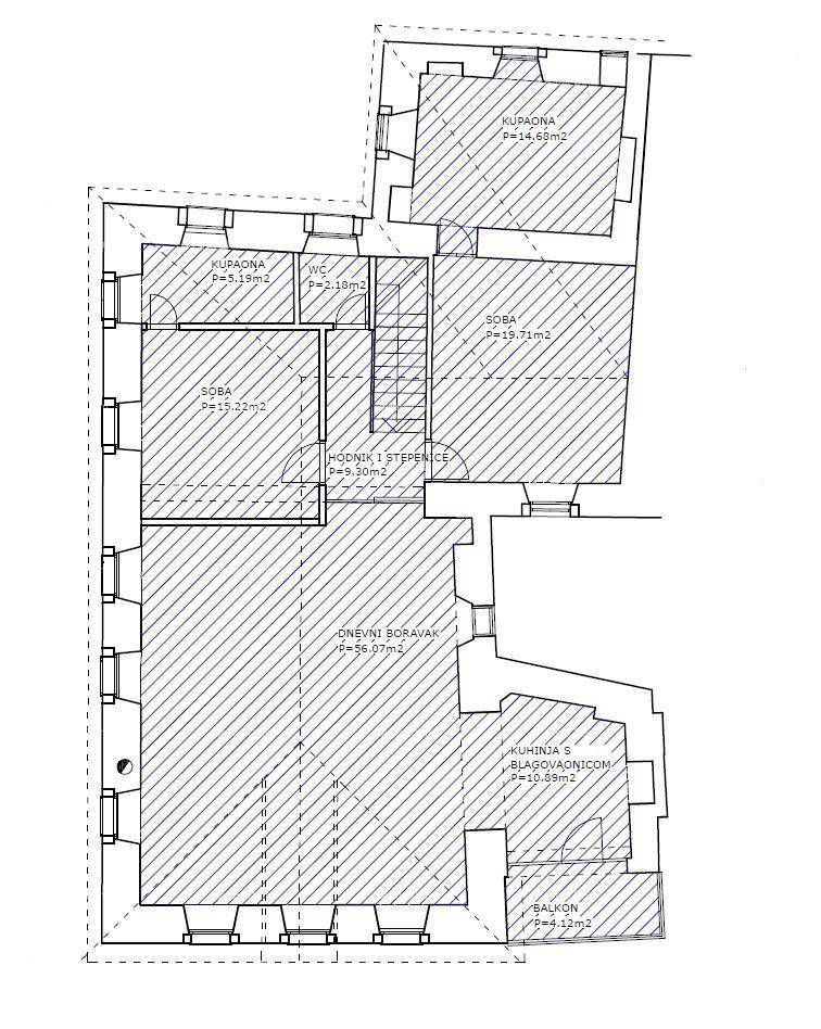 Grundriss des zweiten Stockwerks mit Schlafzimmern, Wohnbereich und Balkon.