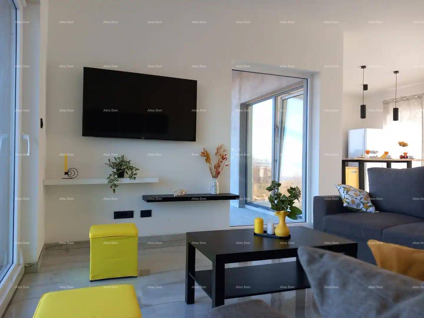Helles Wohnzimmer mit modernem Dekor, Flachbildfernseher und Blick nach draußen.