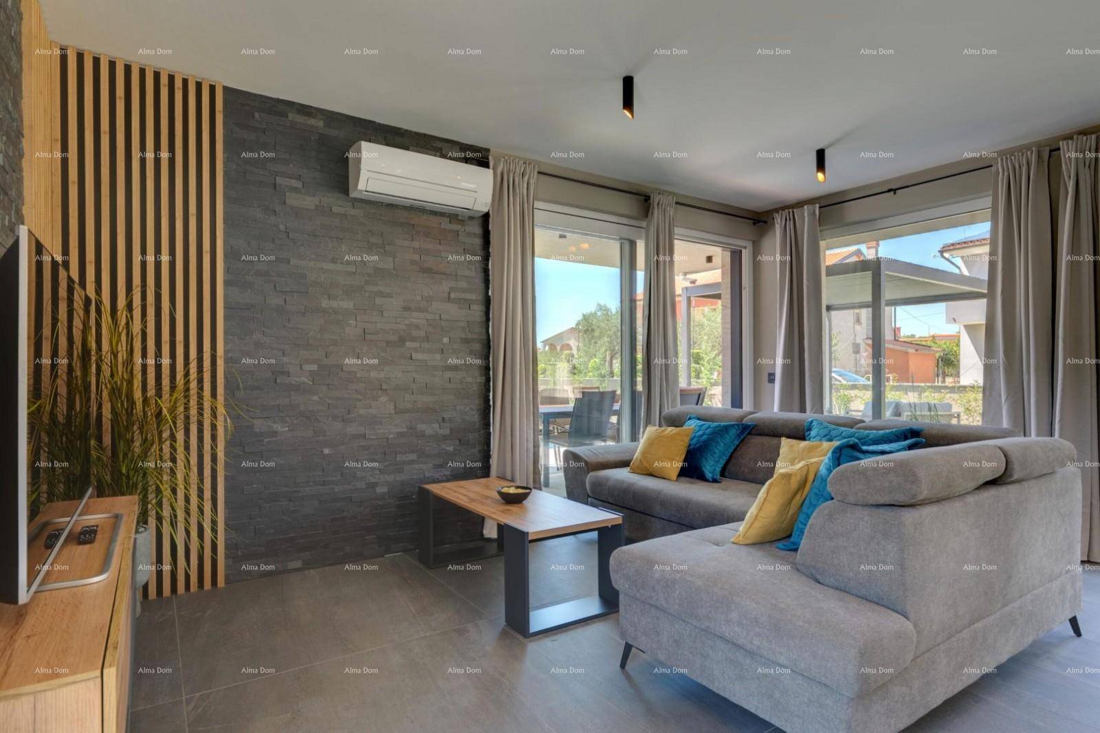 Gemütliches Wohnzimmer mit bequemer Couch, modernem Dekor und Zugang zur Terrasse.