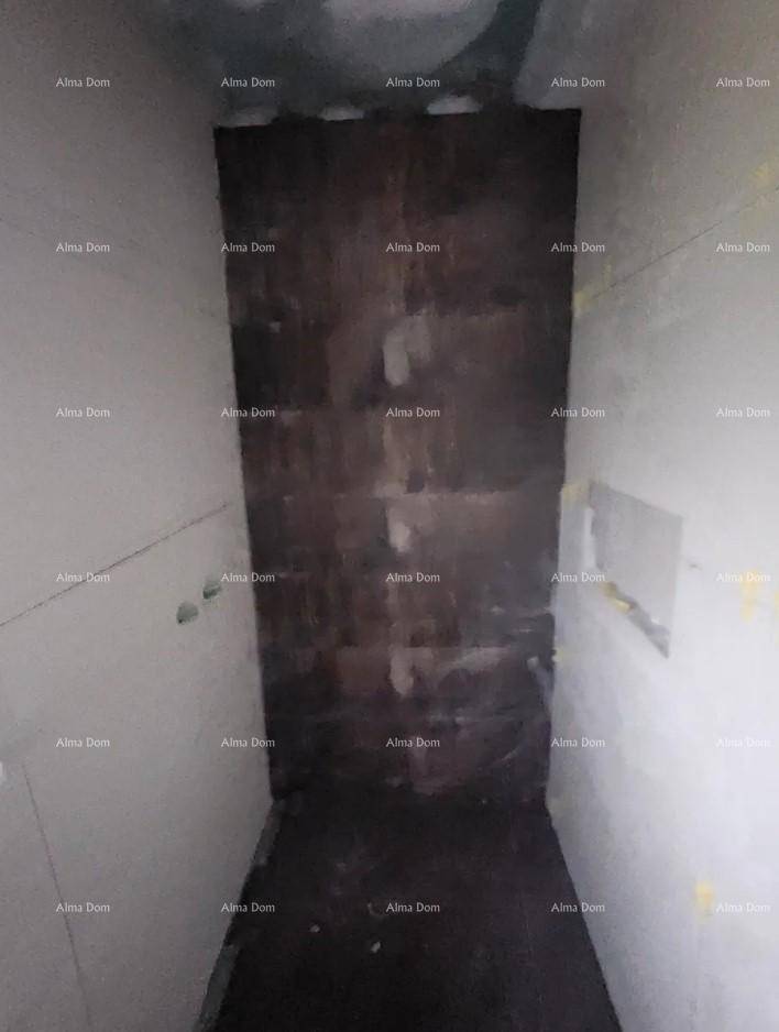 Dunkler, schmaler Raum im Rohbauzustand, möglicherweise für technische Installationen.