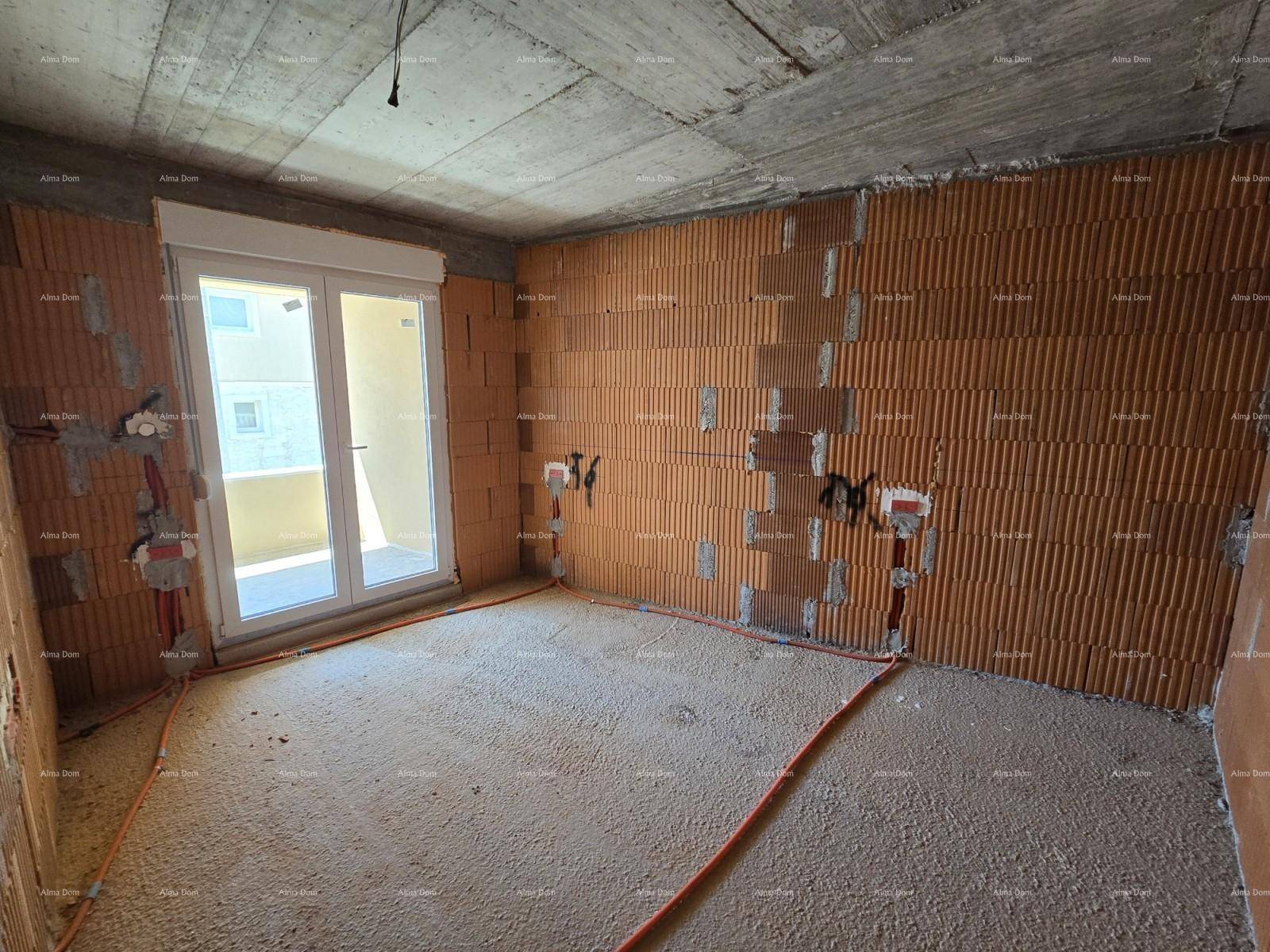 Rohbau eines Schlafzimmers mit Zugang zum Balkon, unverputzten Wänden und vorbereiteten Installationen.