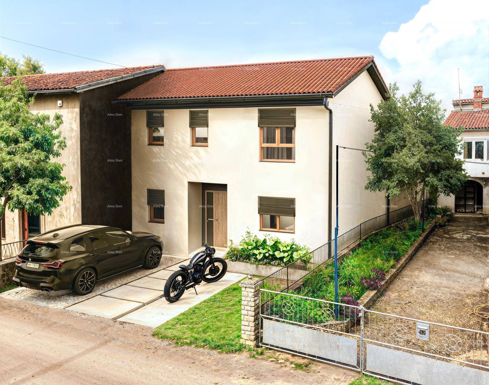 Vorderansicht eines modernen Hauses mit weißer Fassade, Einfahrt und Parkplatz.