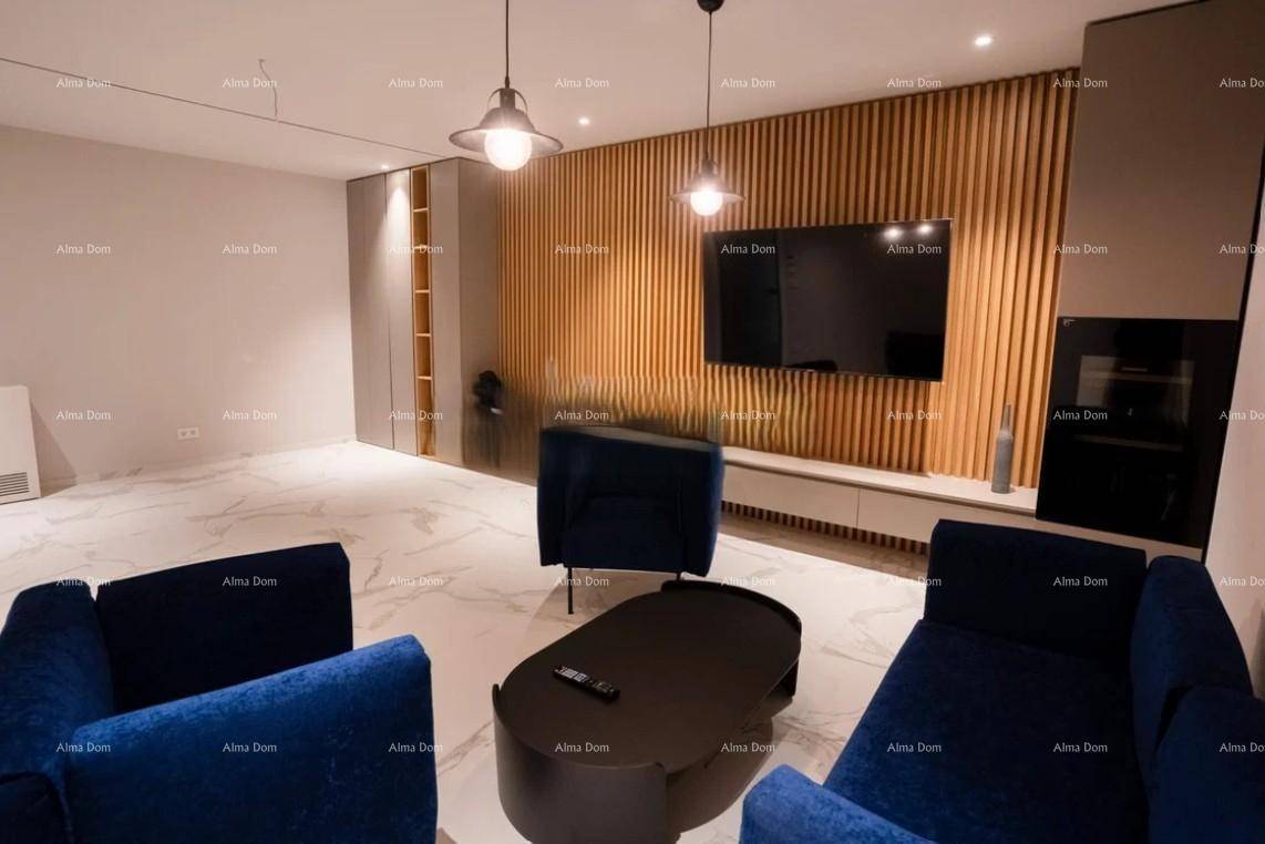 Modernes Wohnzimmer mit Marmorboden, blauen Sofas und einer Holzwand als Akzent.