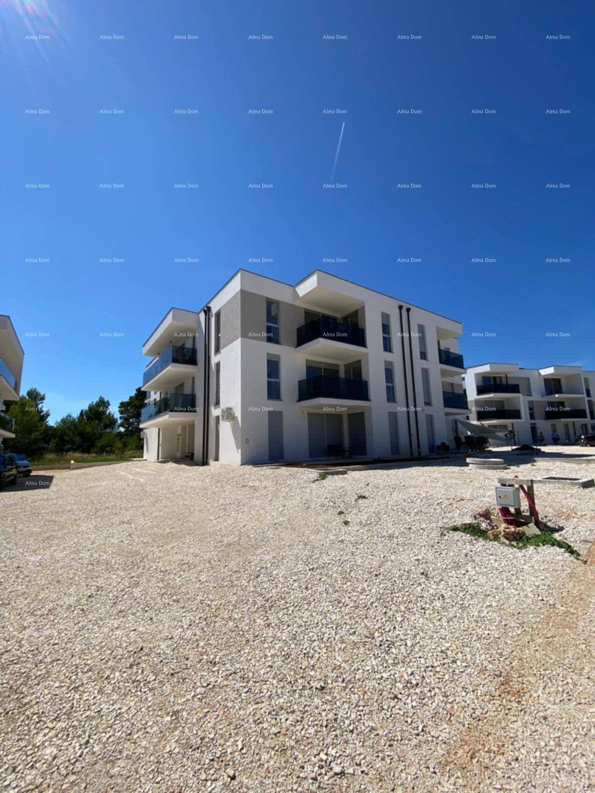 Neubau eines modernen Apartmentkomplexes mit klaren Linien und Balkonen unter blauem Himmel.