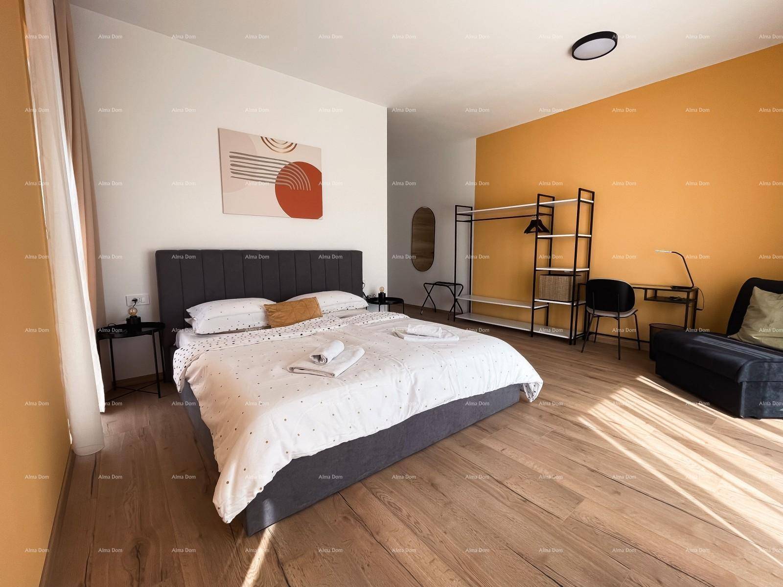 Stilvolles Schlafzimmer mit Doppelbett, gelber Akzentwand, Holzboden und offenem Kleiderregal.