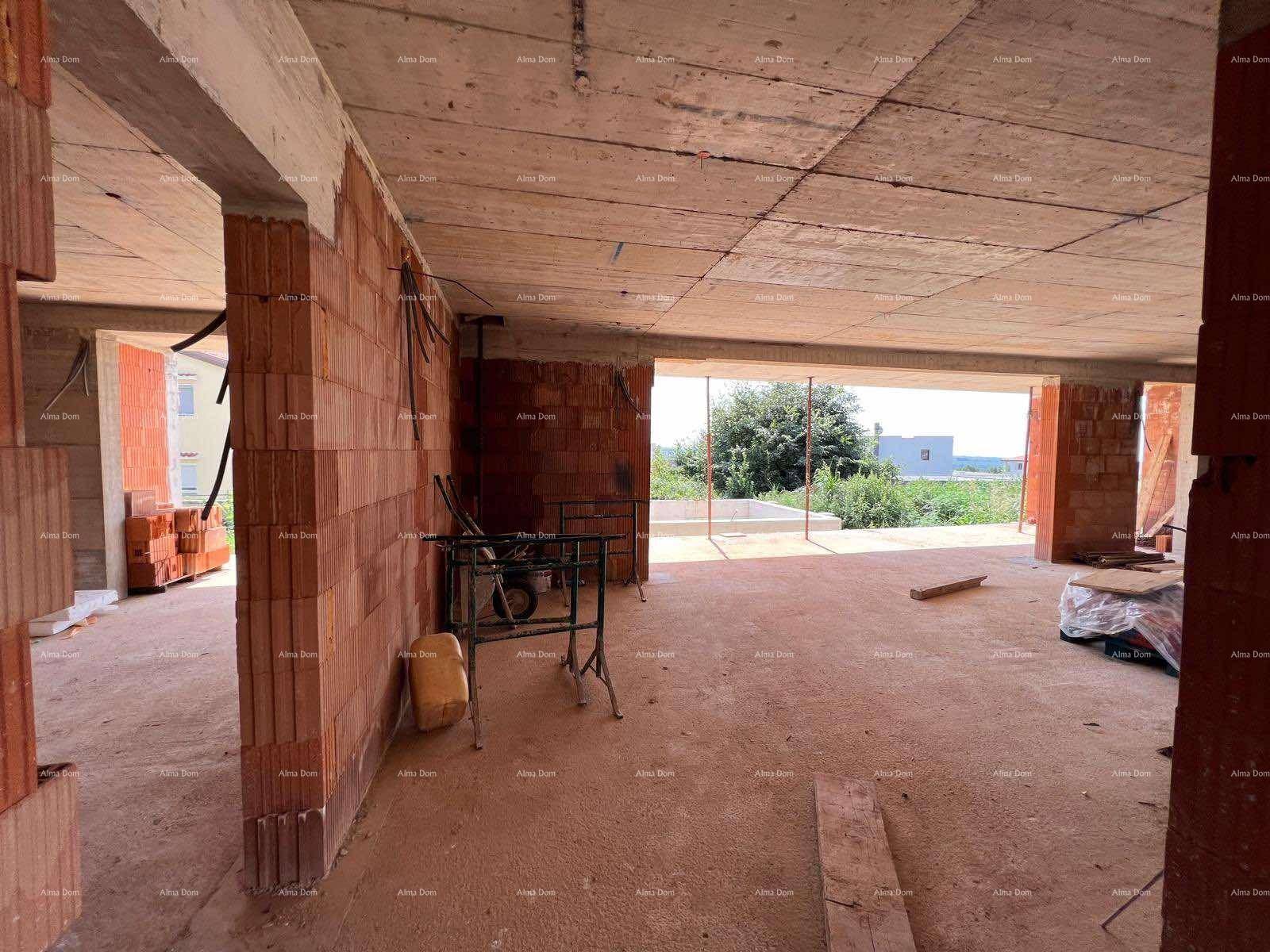 Großer offener Innenraum im Rohbau mit weitem Blick nach draußen und viel Tageslicht.