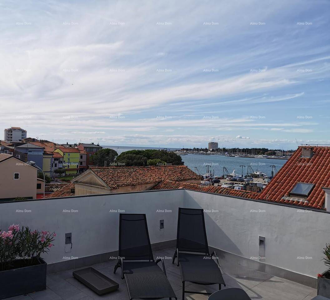 Dachterrasse mit Meerblick, Sonnenliegen und Blick auf den Hafen und die Stadt.