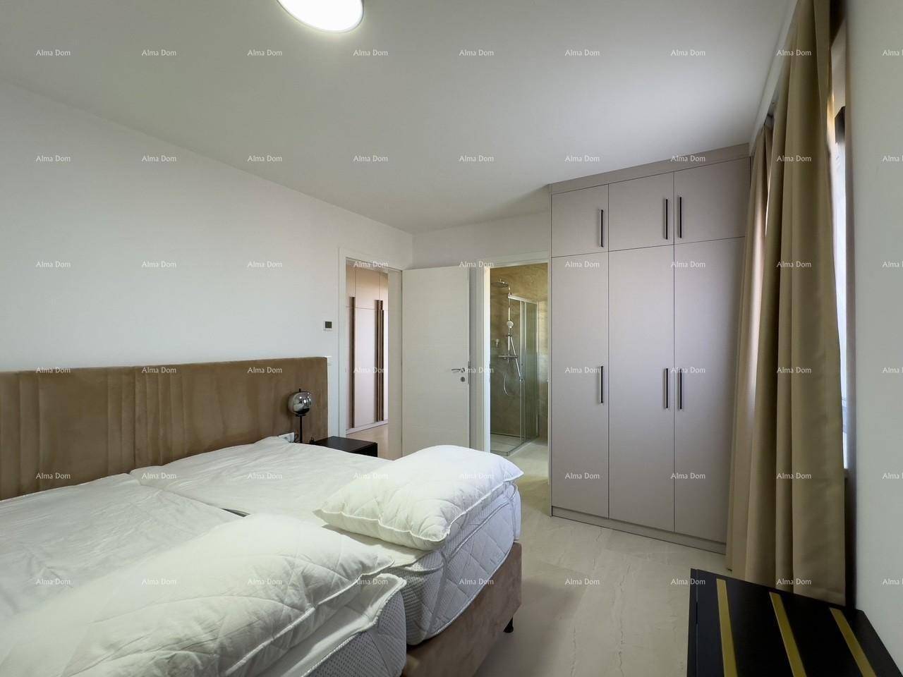 Helles Schlafzimmer mit Doppelbett, Kleiderschrank und Blick auf das angrenzende Badezimmer mit Dusche.