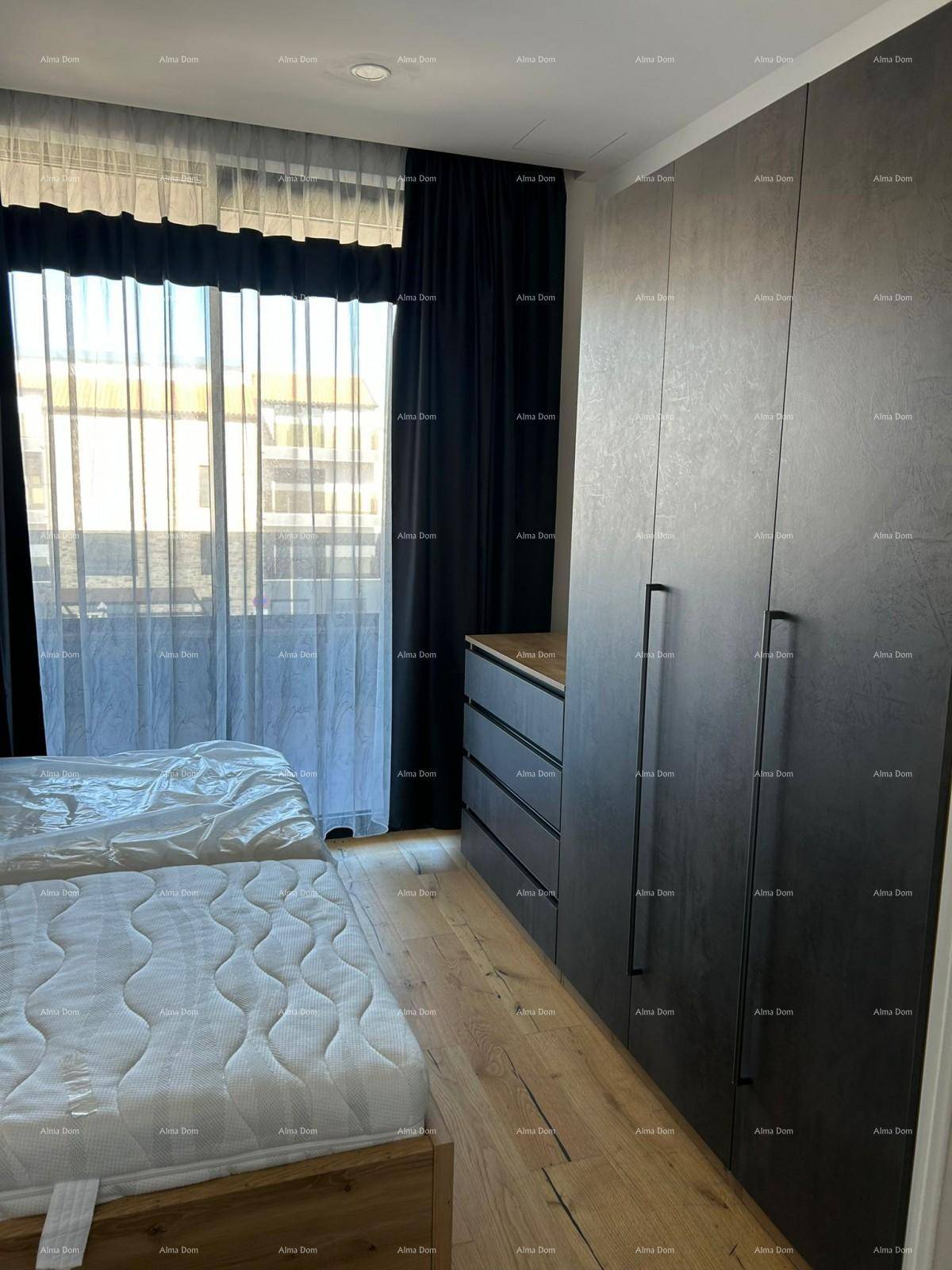 Schlafzimmer mit zwei Einzelbetten und großem Kleiderschrank, hell durch große Fenster.