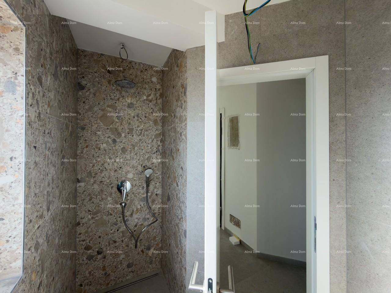 Duschbereich im modernen Badezimmer mit großformatigen Fliesen und Regendusche.