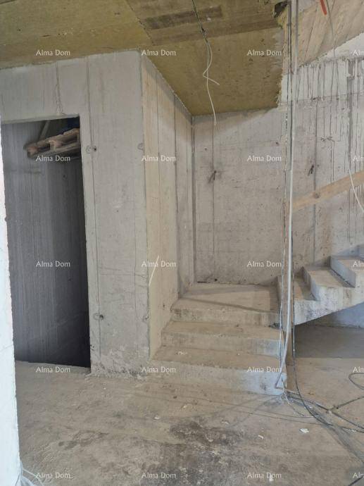 Unfertiger Treppenaufgang aus Beton in einem Rohbau mit sichtbaren Wänden und Decken.