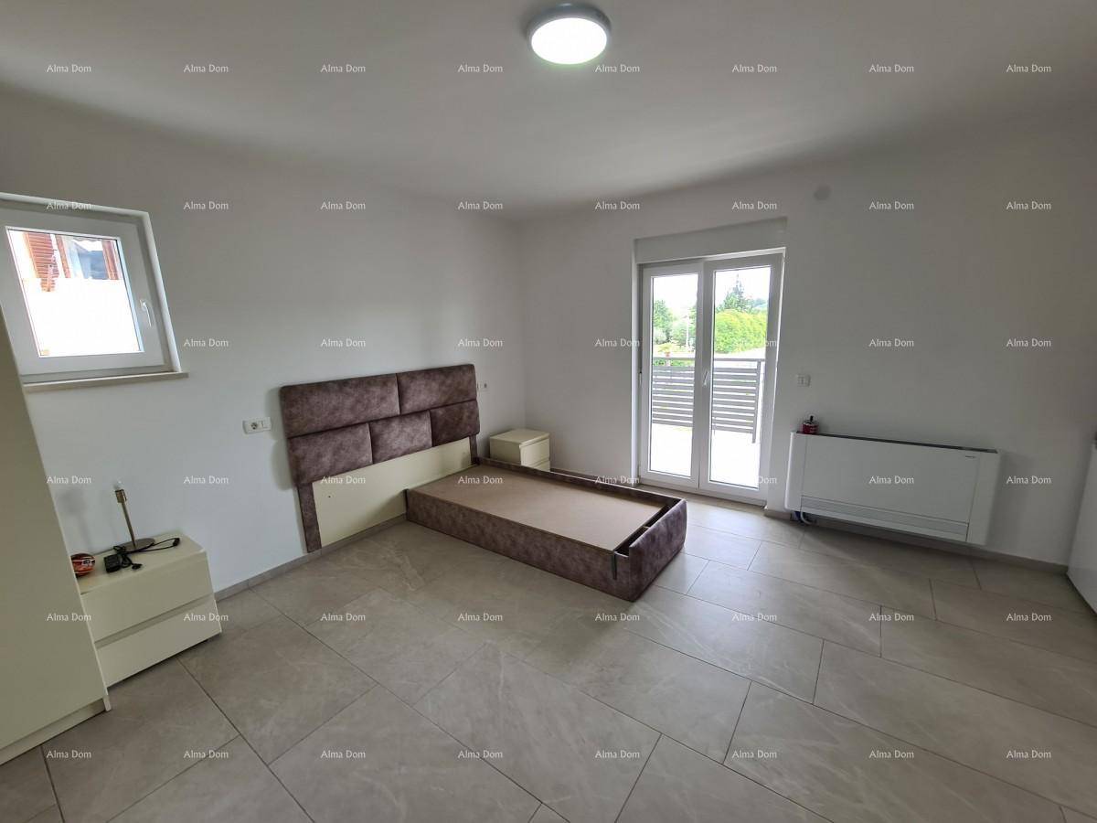 Helles Schlafzimmer mit großem Bettrahmen, Nachttischen und Zugang zu einem Außenbereich.