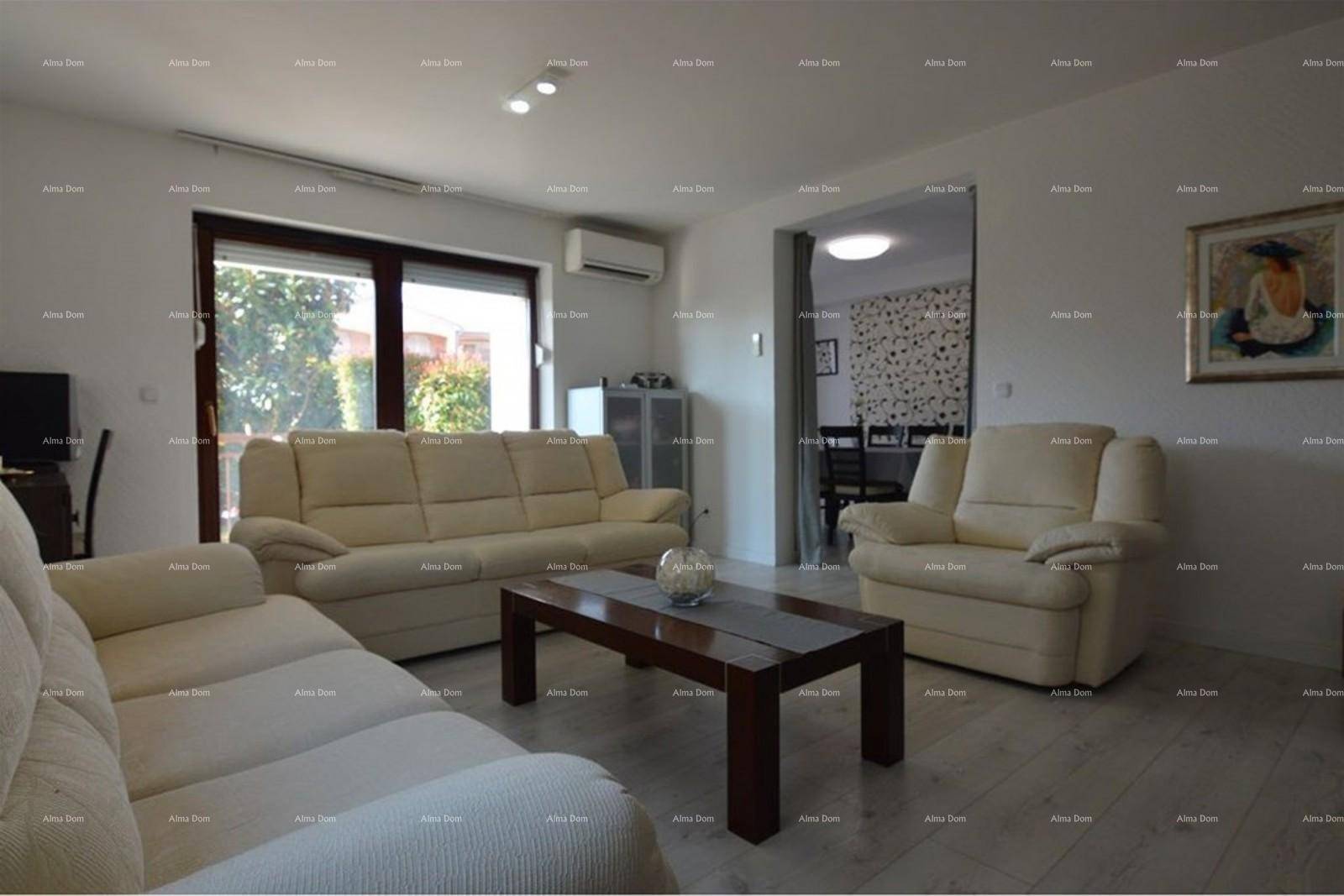 Helles Wohnzimmer mit beigen Sofas, Holztisch und Zugang zum Essbereich.