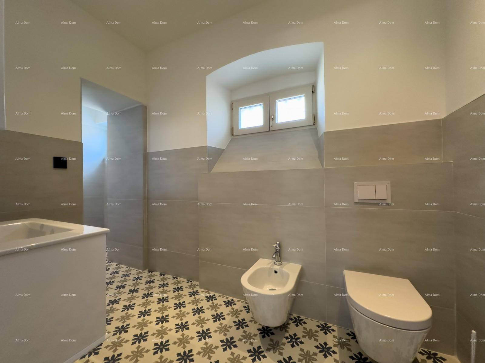 Modernes Badezimmer mit Bidet, Wand-WC und dekorativen Bodenfliesen.