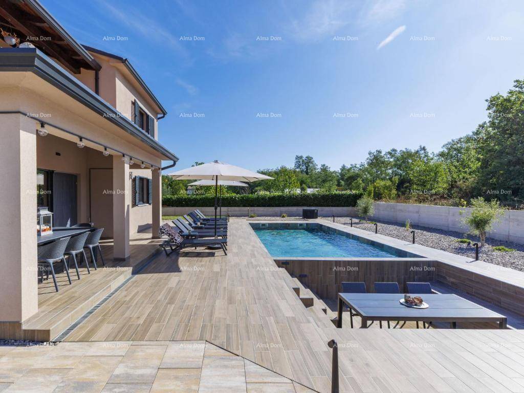 Sonnige Terrasse mit Pool, Liegestühlen und Essbereich im Freien neben dem Haus.