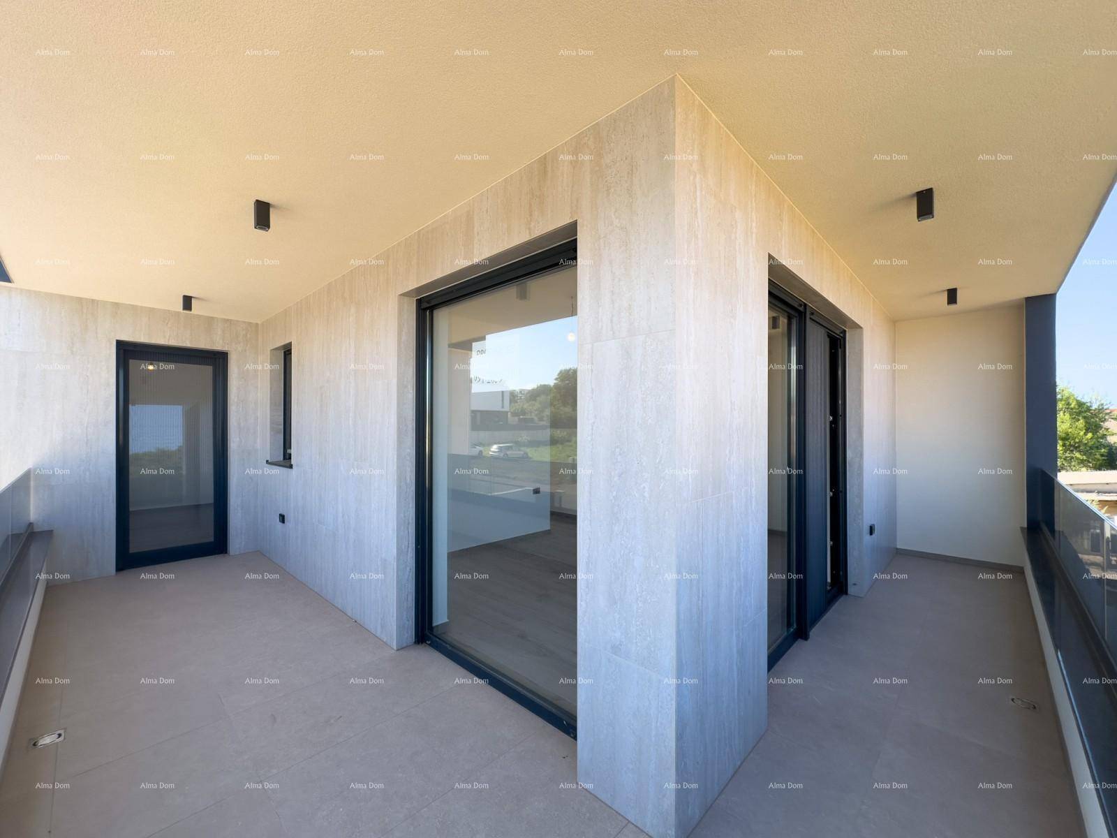 Modernes Badezimmer mit begehbarer Dusche, elegantem Waschbecken und Wand-WC.