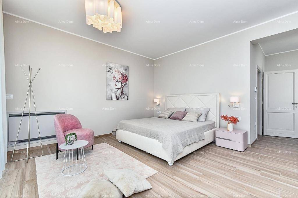 Elegantes Schlafzimmer mit großem Doppelbett, rosa Akzenten und Holzboden.