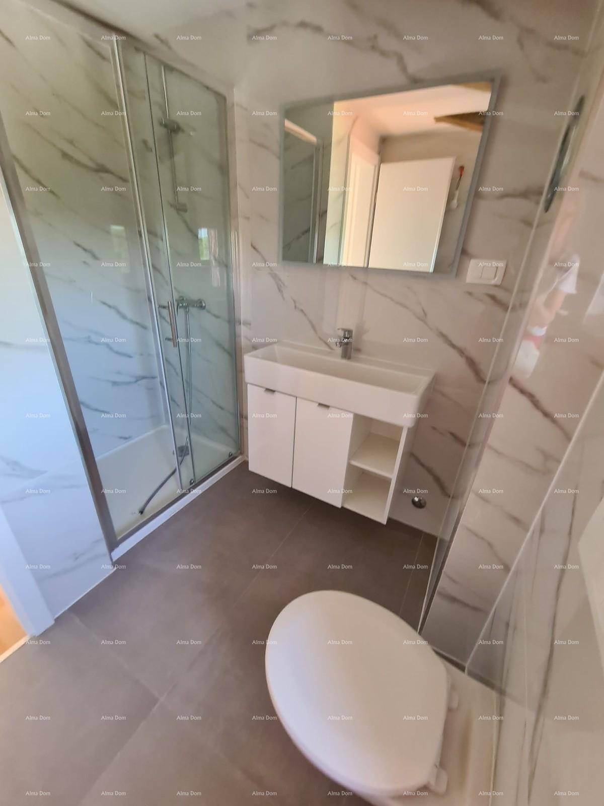 Elegantes Badezimmer mit Duschkabine, modernem Waschtisch und wandhängendem WC in Marmoroptik.
