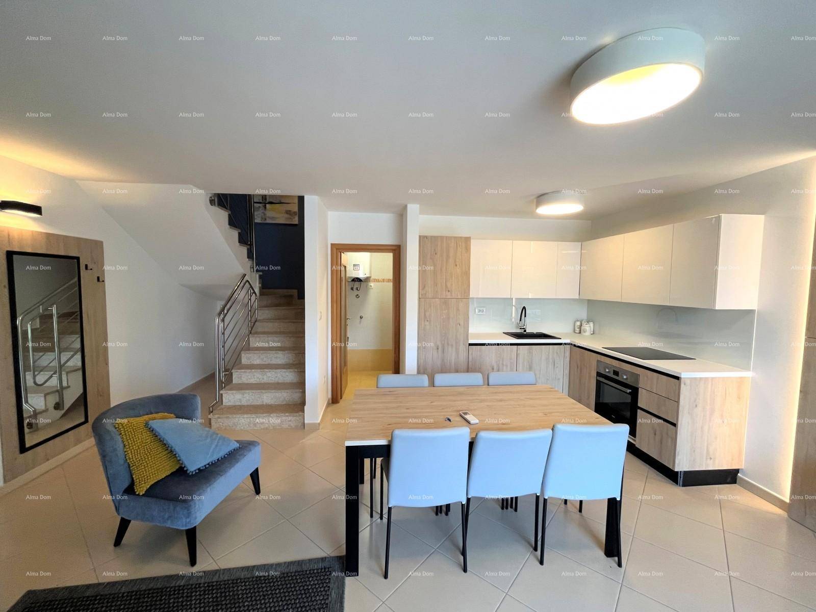 Moderne offene Küche mit Essbereich und Treppe, ausgestattet mit hellen Holz- und weißen Schränken.