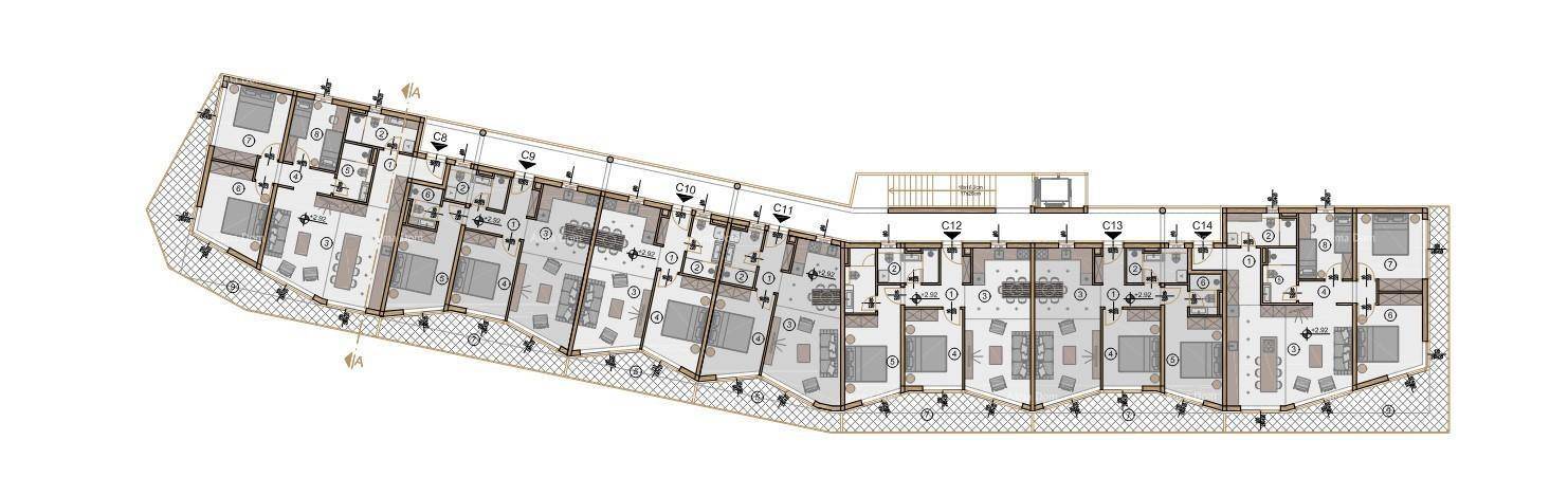 Grundrissplan eines langen Gebäudes mit mehreren Apartmentlayouts und Balkonen.
